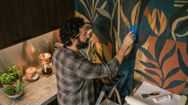 Transformez votre cuisine moderne avec une décoration murale audacieuse