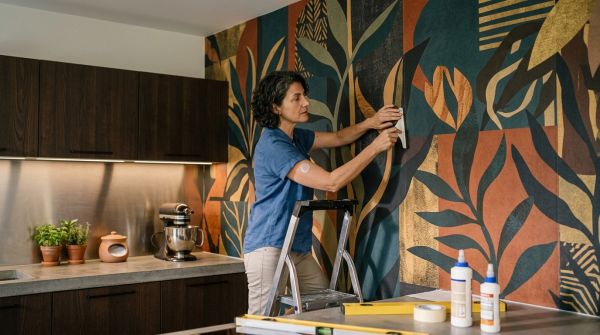 Transformez votre cuisine moderne avec une décoration murale audacieuse
